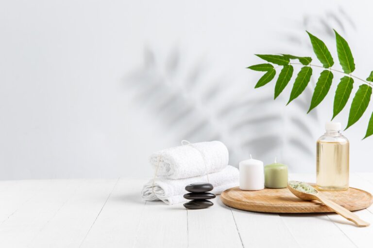 hermosa-composicion-spa-camilla-masaje-centro-bienestar-copyspace-min-scaled