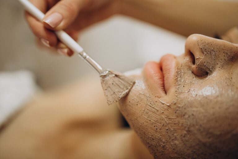 mujer-visitando-cosmetologa-realizando-procedimientos-rejuvenecimiento-min-scaled